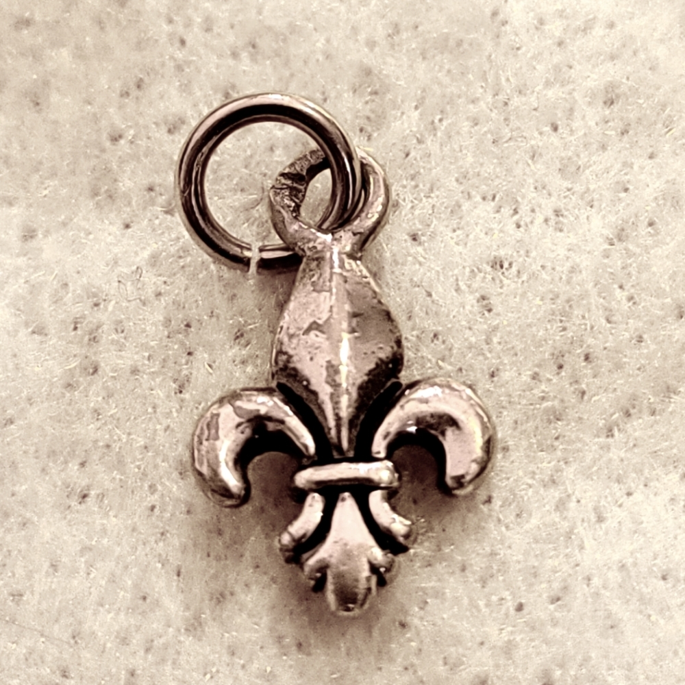 ⚜️ Sterling silver fleur de lis charm. Fits Pandora type bracelets